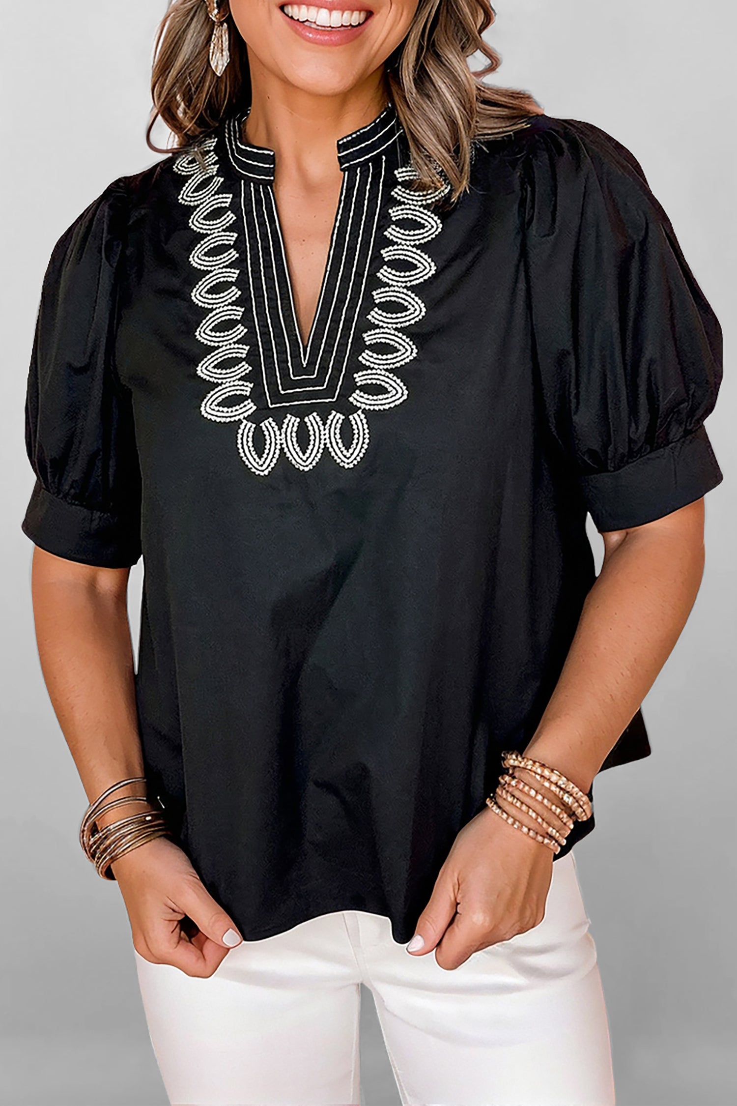 Short femme brodé, manches bouffantes, col V — noir