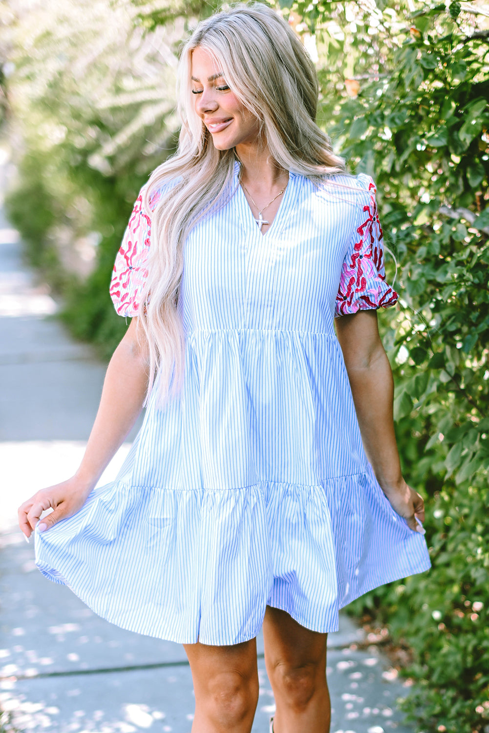 Robe femme floral, rayé, à volants, à étages, manches bouffantes — bleu ciel