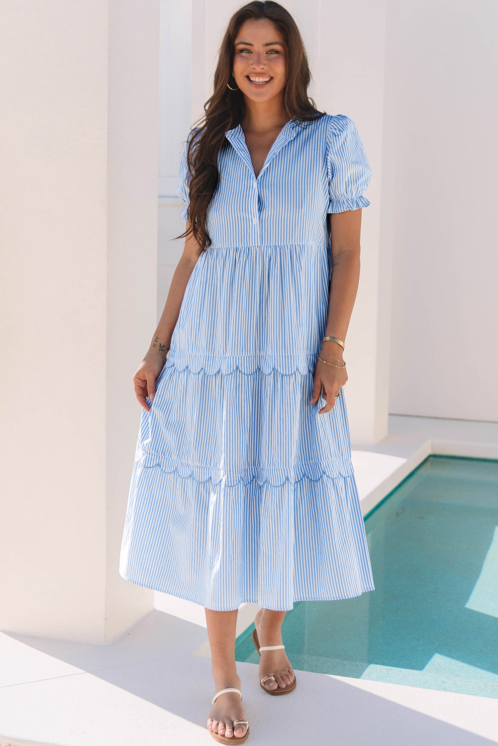 Robe femme rayé, à étages, manches courtes, festonné — bleu ciel