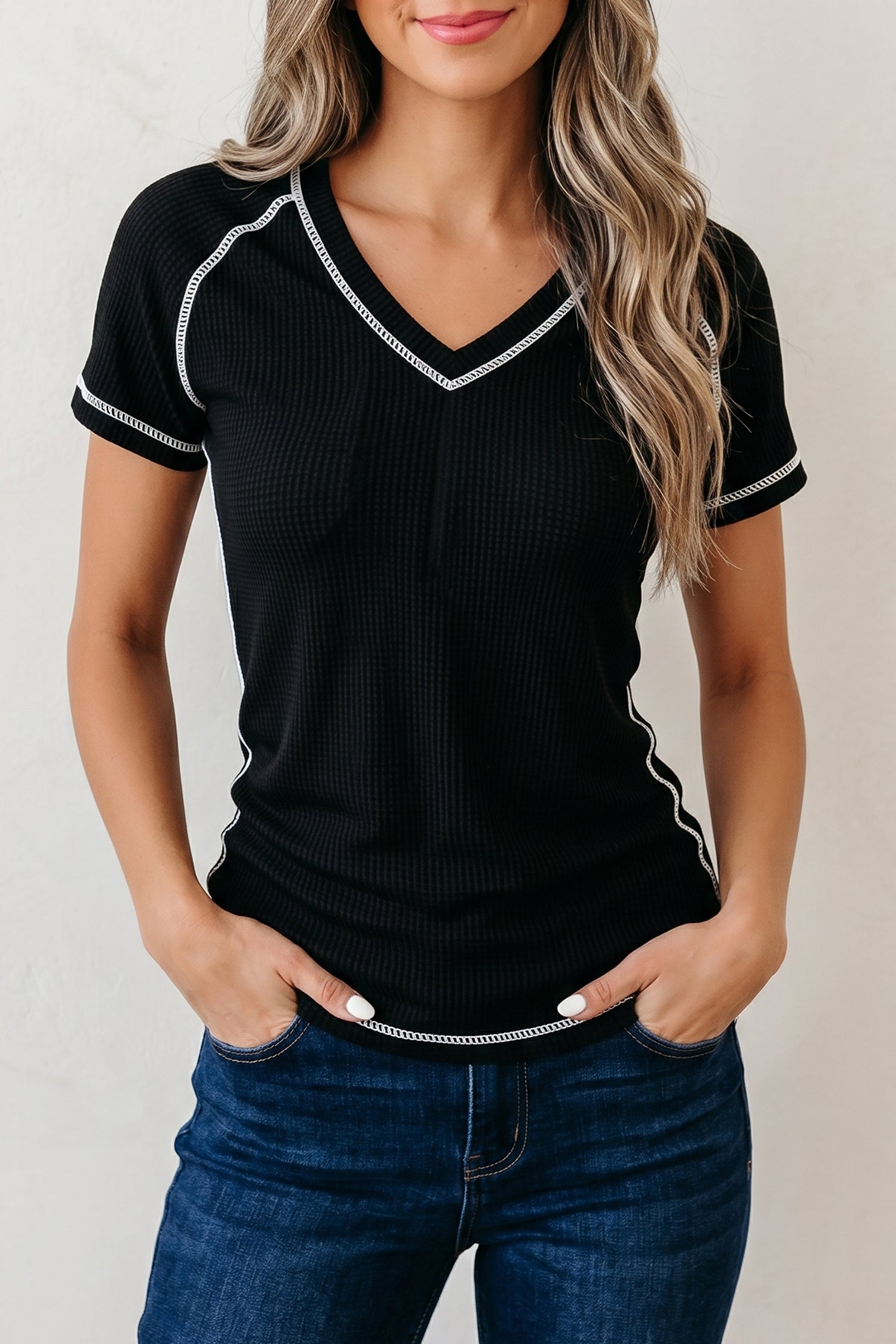 T-shirt femme gaufré, col V, bordure contrastée — noir
