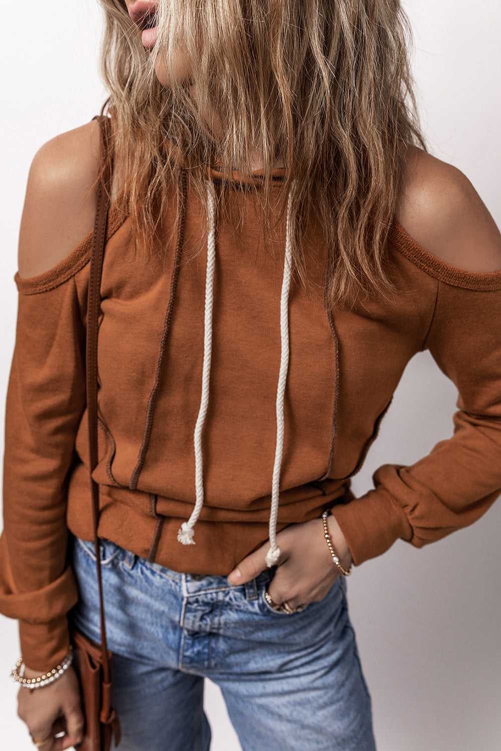 Cinnamon Exposed Seam Cold Shoulder Drawstring Hoodie femme