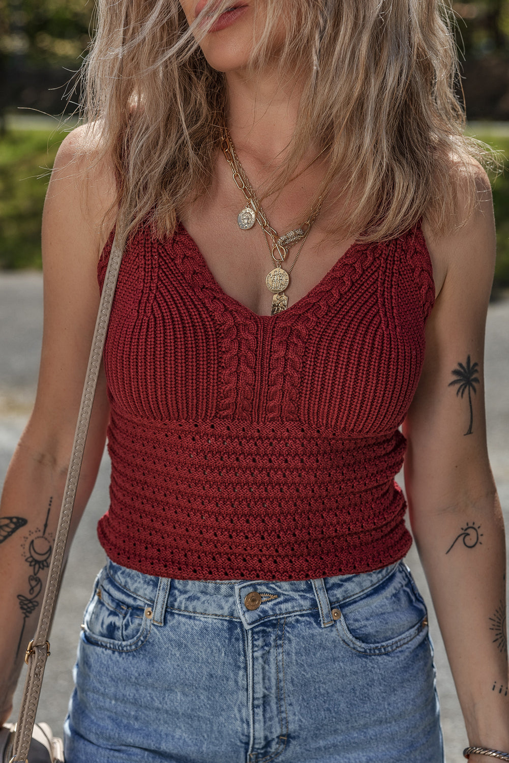 Pull femme en maille, col V, coupe slim, torsadé — bordeaux
