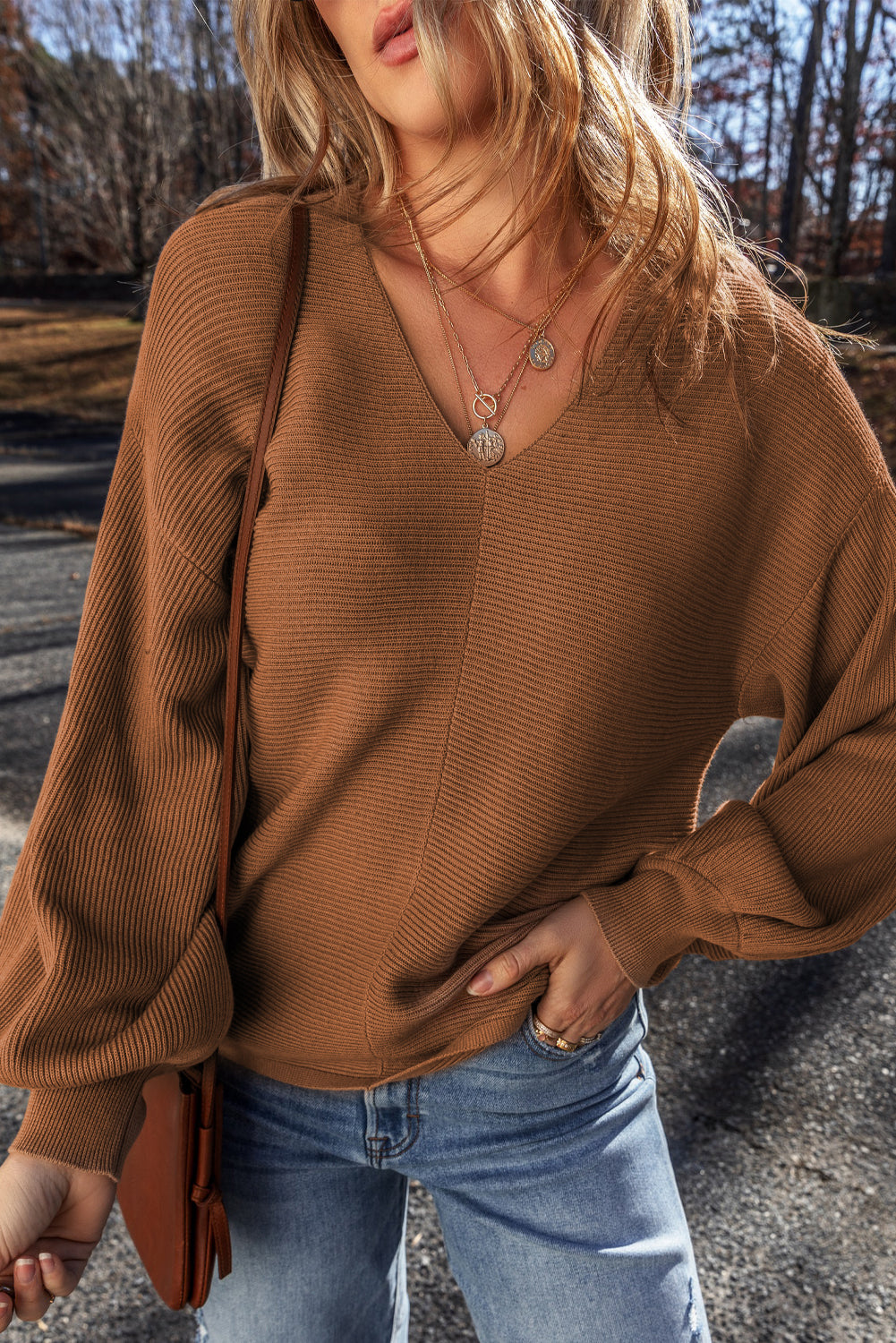 Pull femme en maille, col V, ample, côtelé — camel
