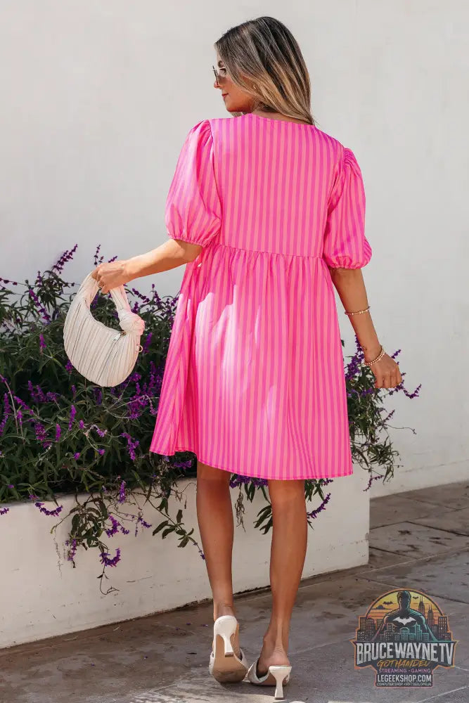 Mini-robe à manches courtes bouffantes et imprimé rayé rose - Dresses/Mini Dresses