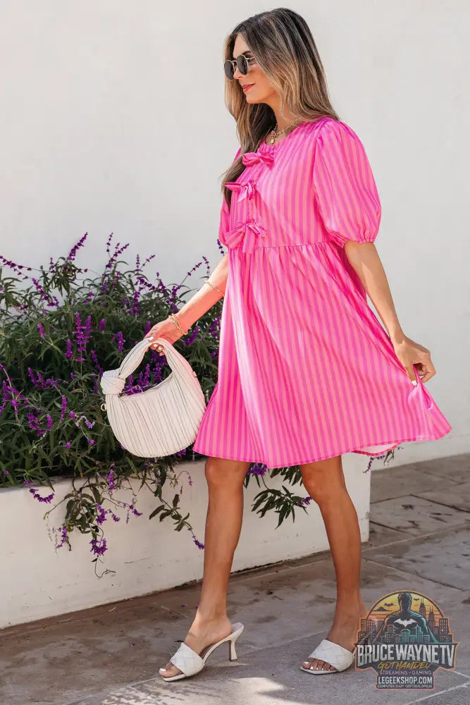 Mini-robe à manches courtes bouffantes et imprimé rayé rose - Dresses/Mini Dresses